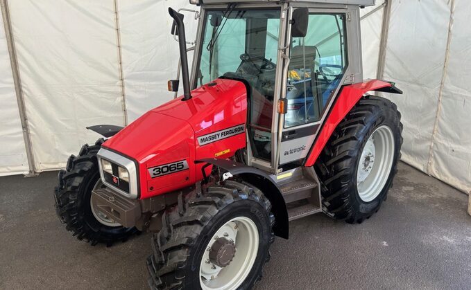 Ελκυστήρας Massey Ferguson 3065 — εξοπλισμός χορτοκοπής και καθαρισμού βλάστησης φωτοβολταϊκών πάρκων, Λάρισα